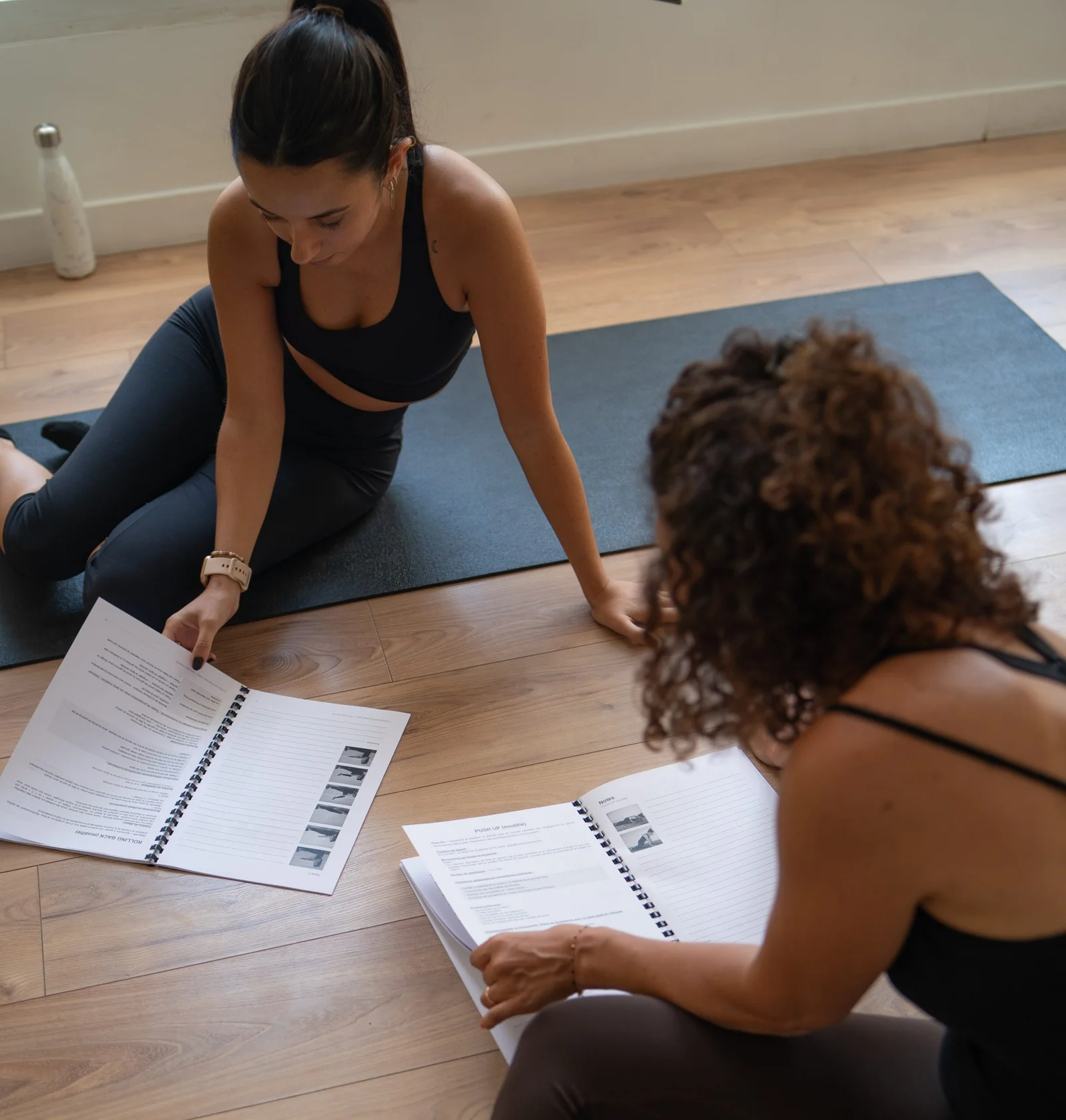 Accompagnement pédagogique pendant une formation Pilates Matwork 2 à Paris
